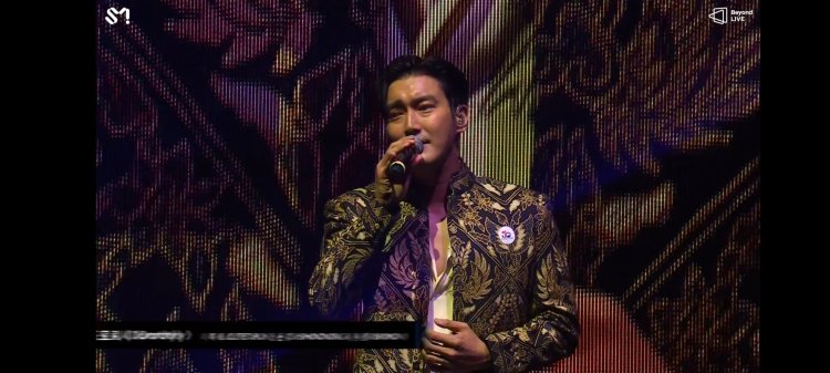 Siwon Pakai Batik Saat Manggung di Super Show Day 2 #SS9EncoreDay2 #SUPERSHOW9